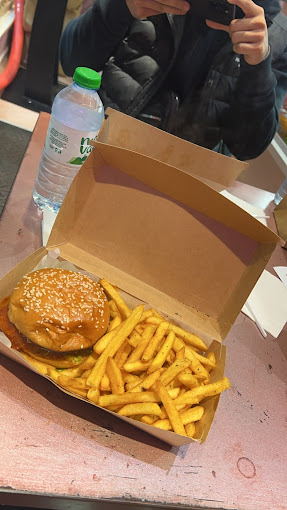 Pinks Burgers & Desserts : 2023-12-161.jpg